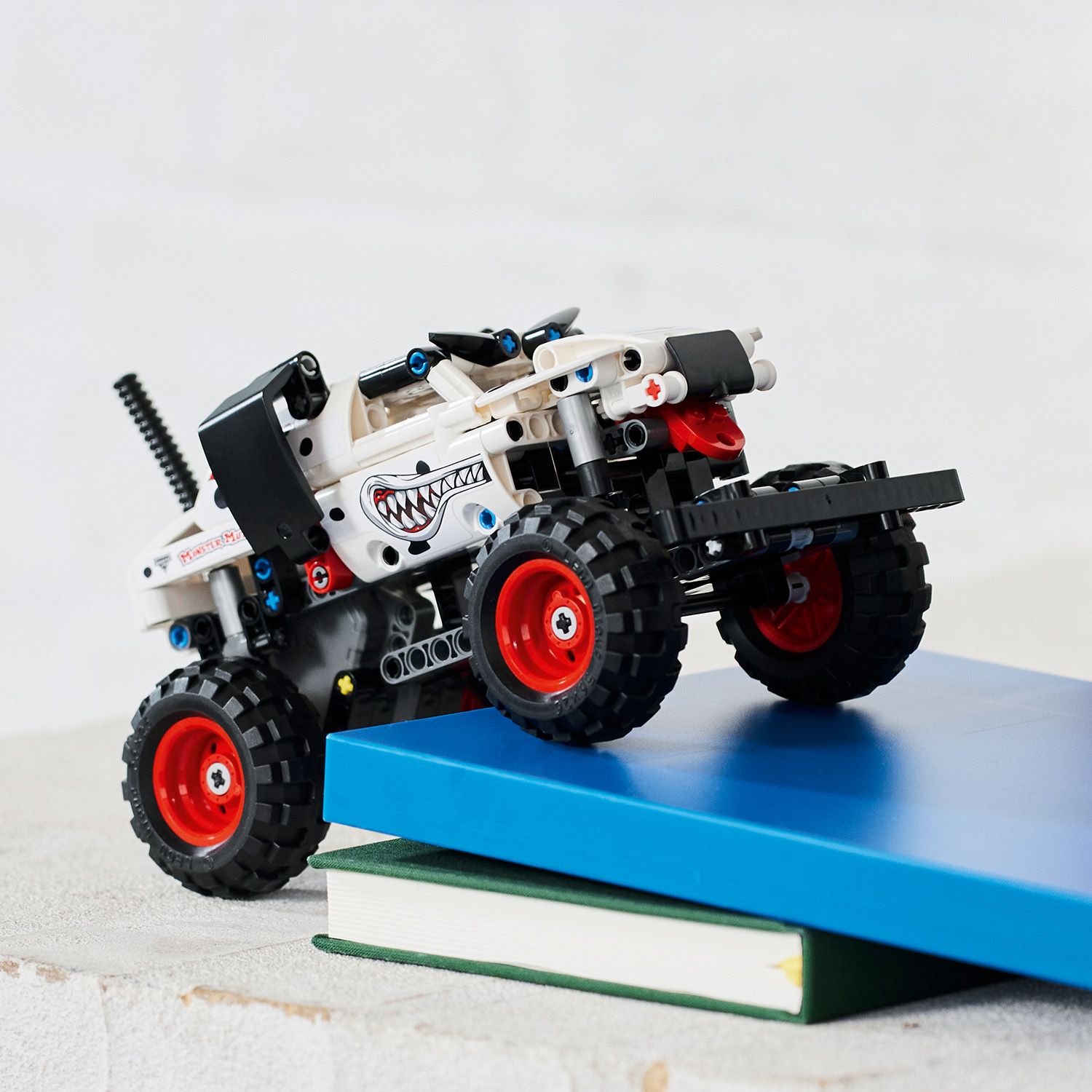 Больше развлечений с Monster Jam™