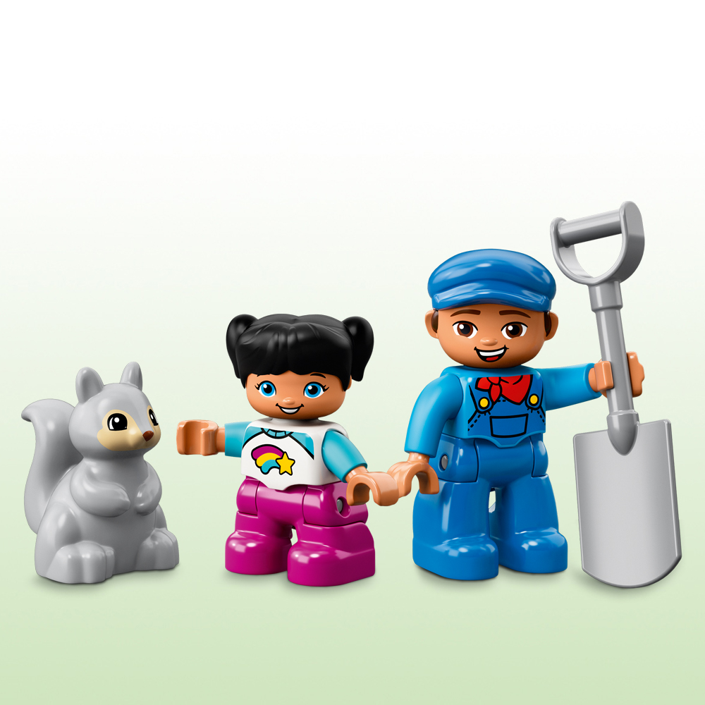В набор входят фигурки машиниста и ребенка LEGO® DUPLO®, а также фигурка белки.