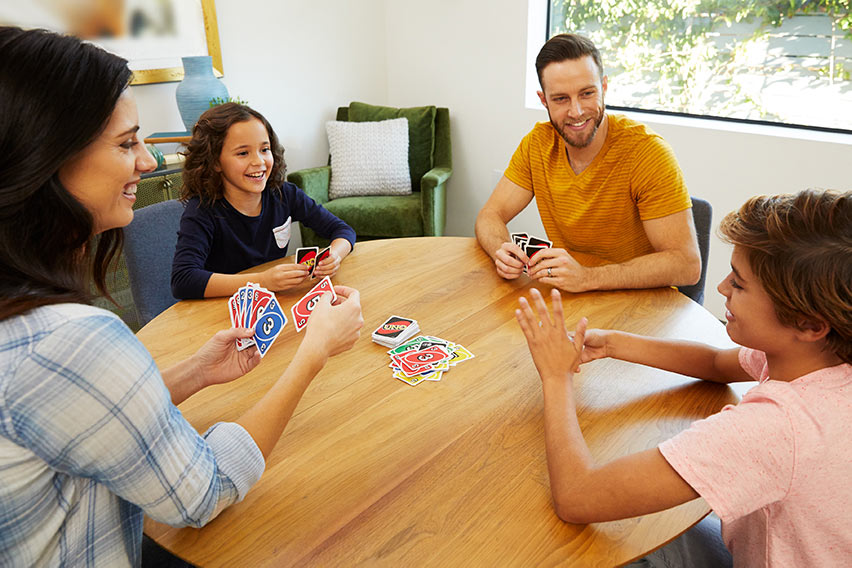 Одни дома играют в карты на online blackjack casino