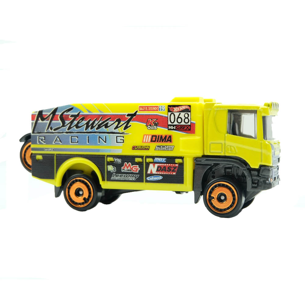Акция на Машинка Hot Wheels Вантажівка-трейлер Scania rally truck (BFM60/GKC33) от Будинок іграшок