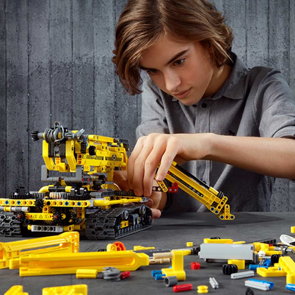 Конструктор LEGO Technic Компактний гусеничний підйомний кран