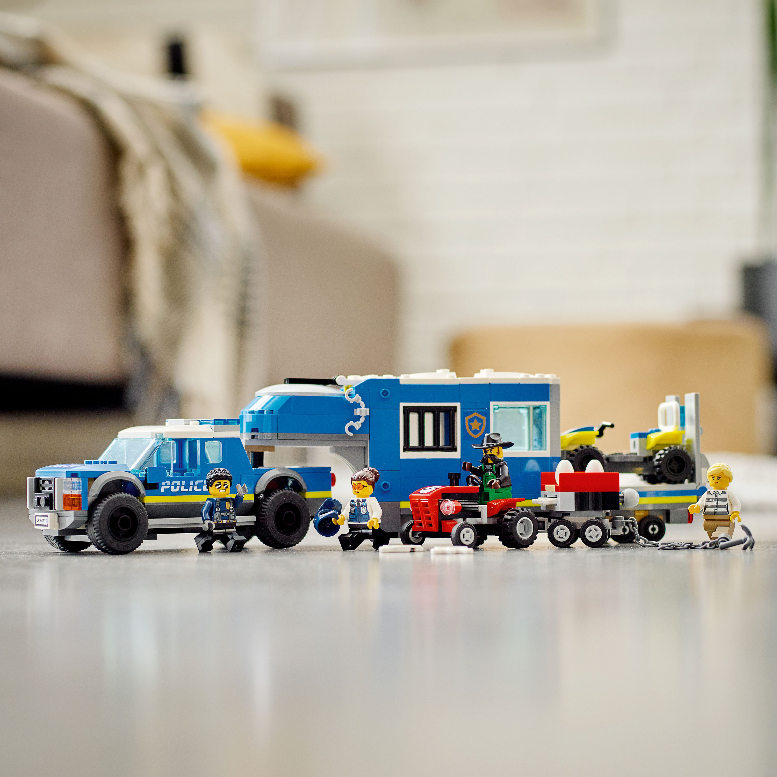 Конструктор LEGO City Полицейский грузовик с мобильным центром