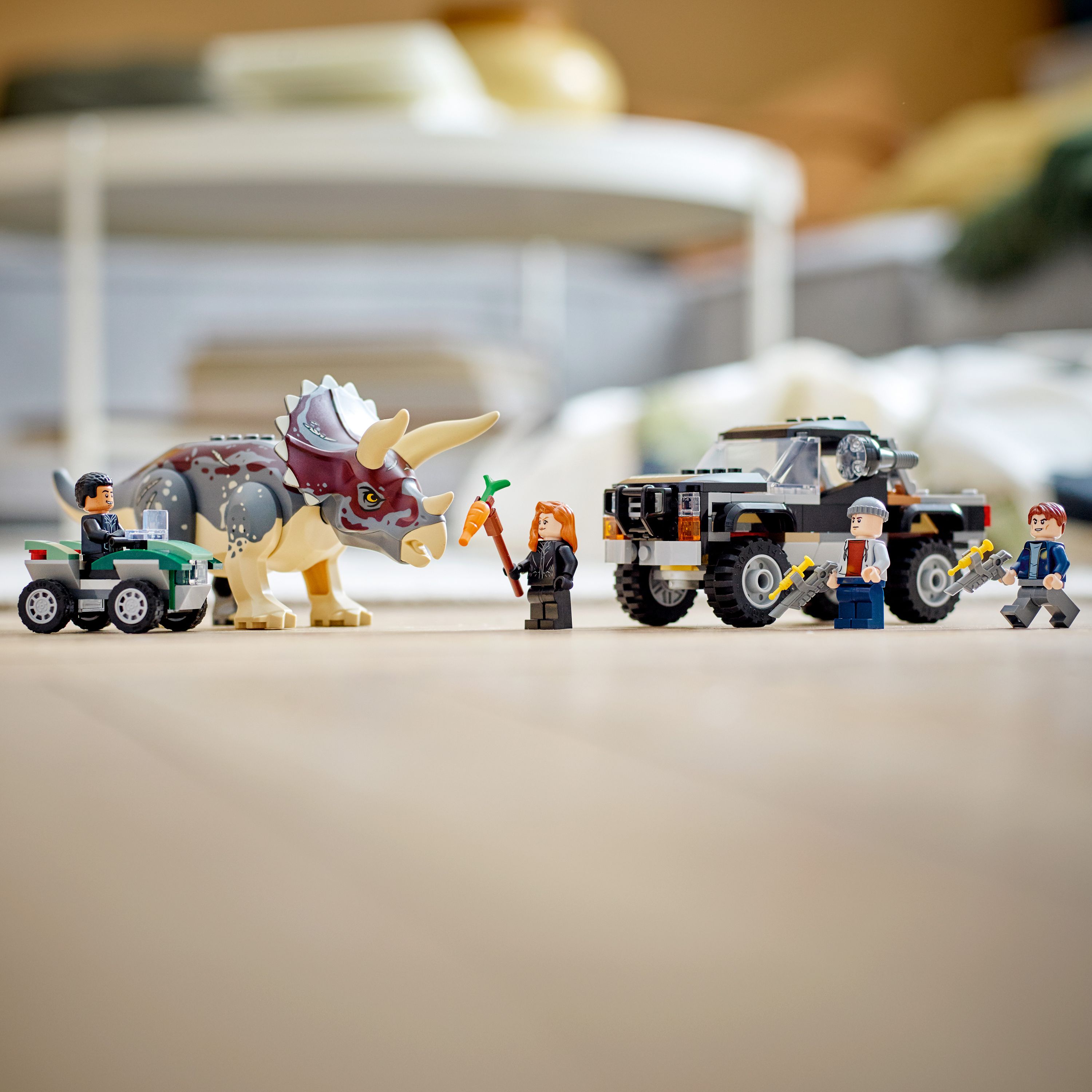 Конструктор LEGO Jurassic World Нападение трицератопса на пикап