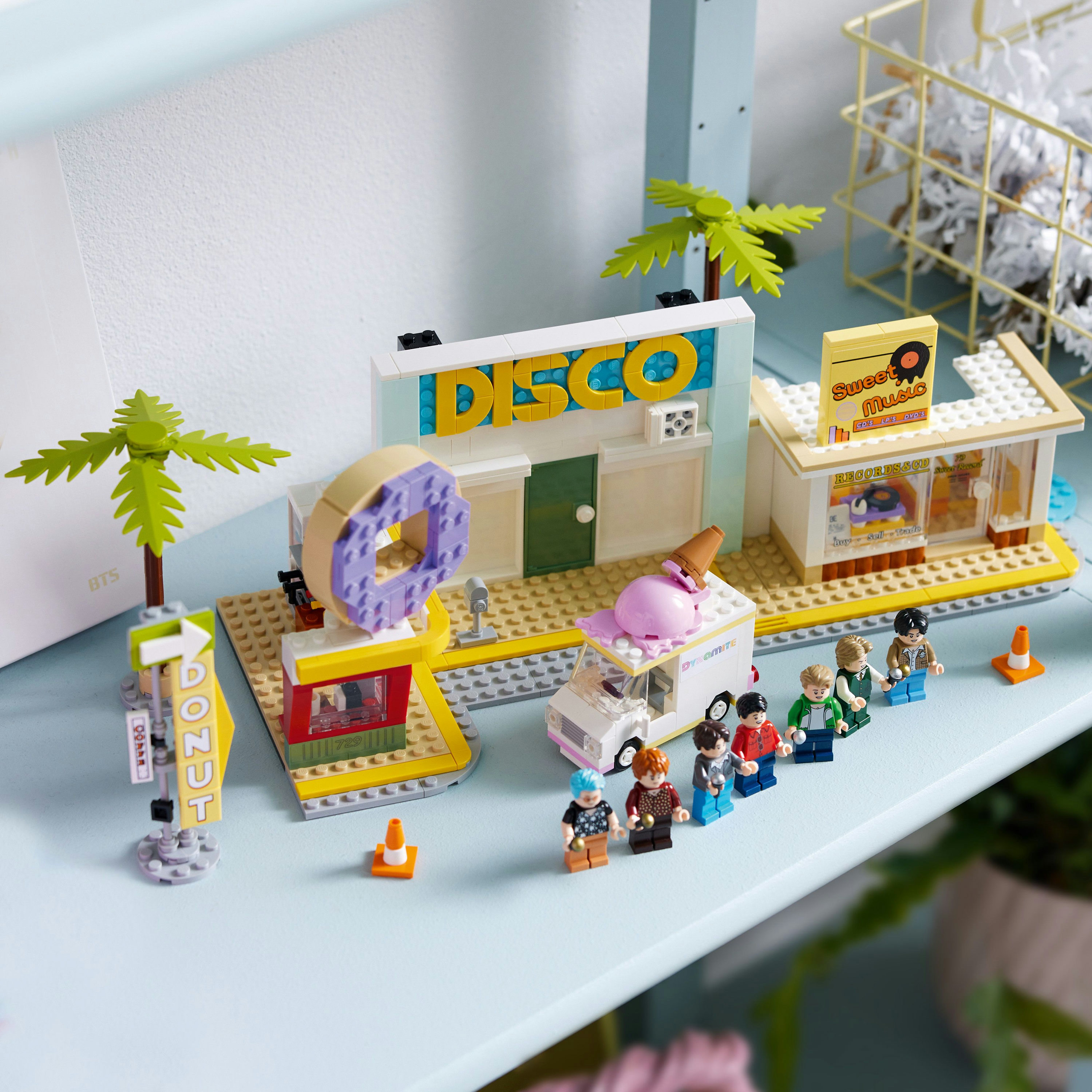 Конструктор LEGO Ideas BTS Dynamite (21339) купить в Киеве