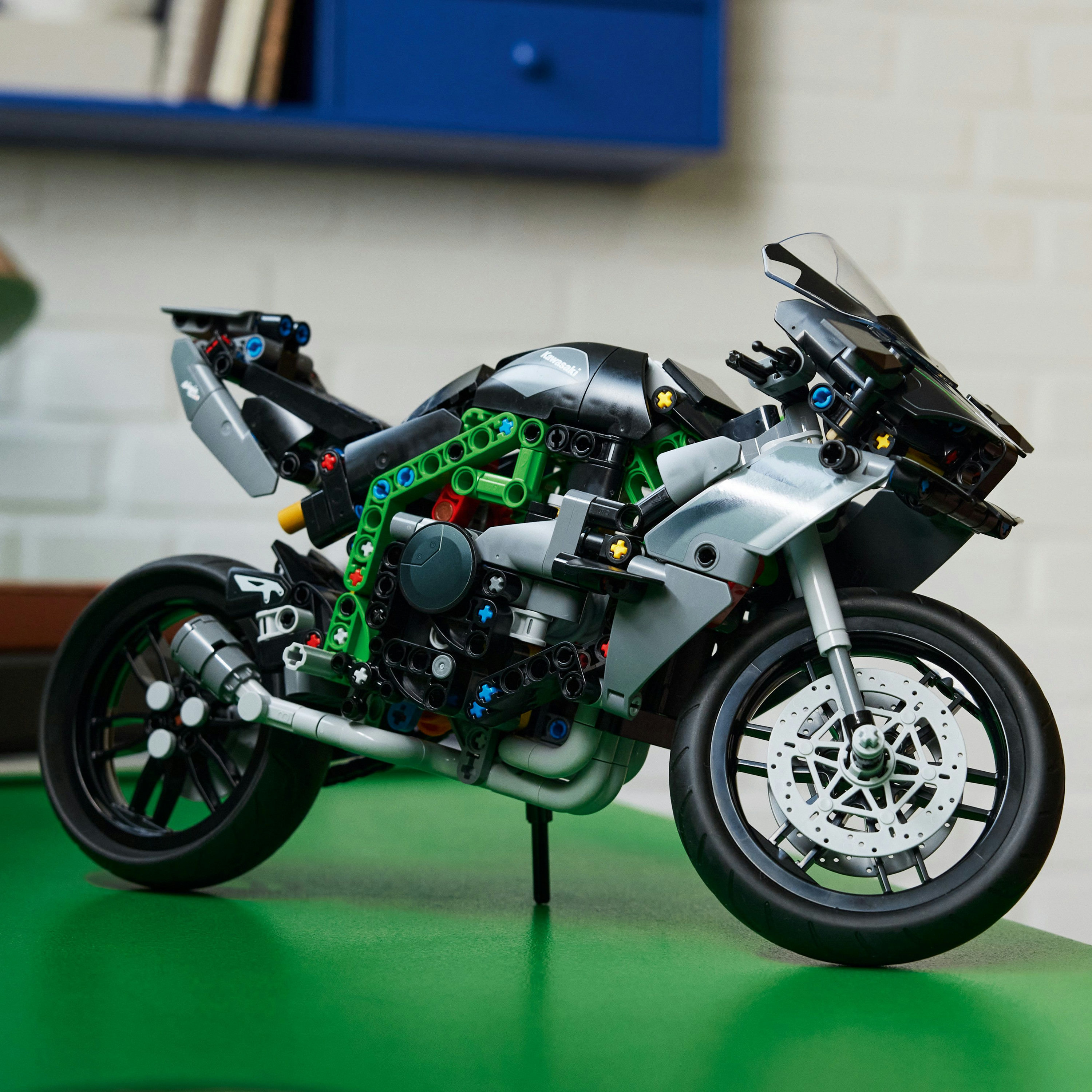 Конструктор LEGO Technic Мотоцикл Kawasaki Ninja H2R (42170