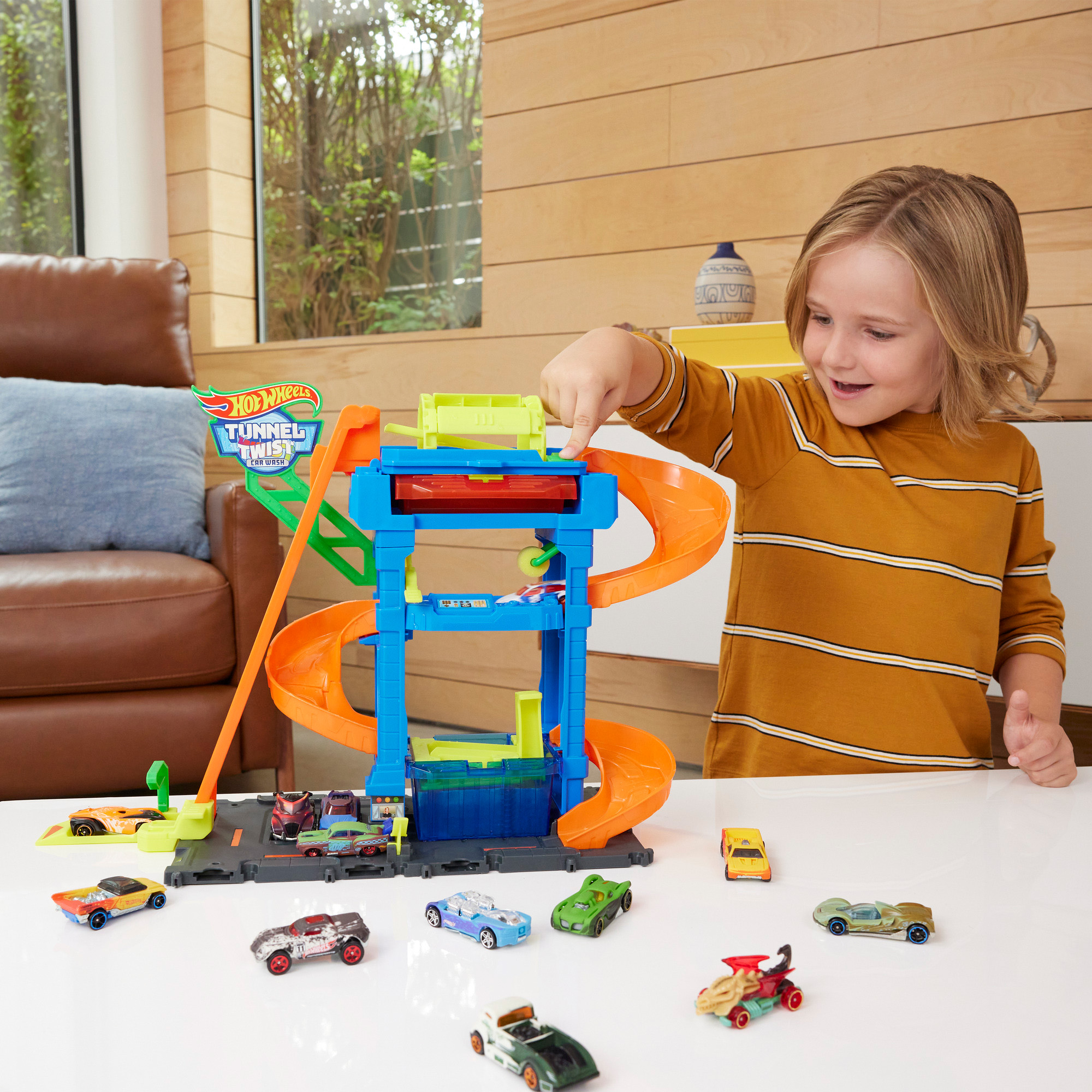 Игровой набор Hot Wheels City Автомойка: Бешеные виражи (HTN80