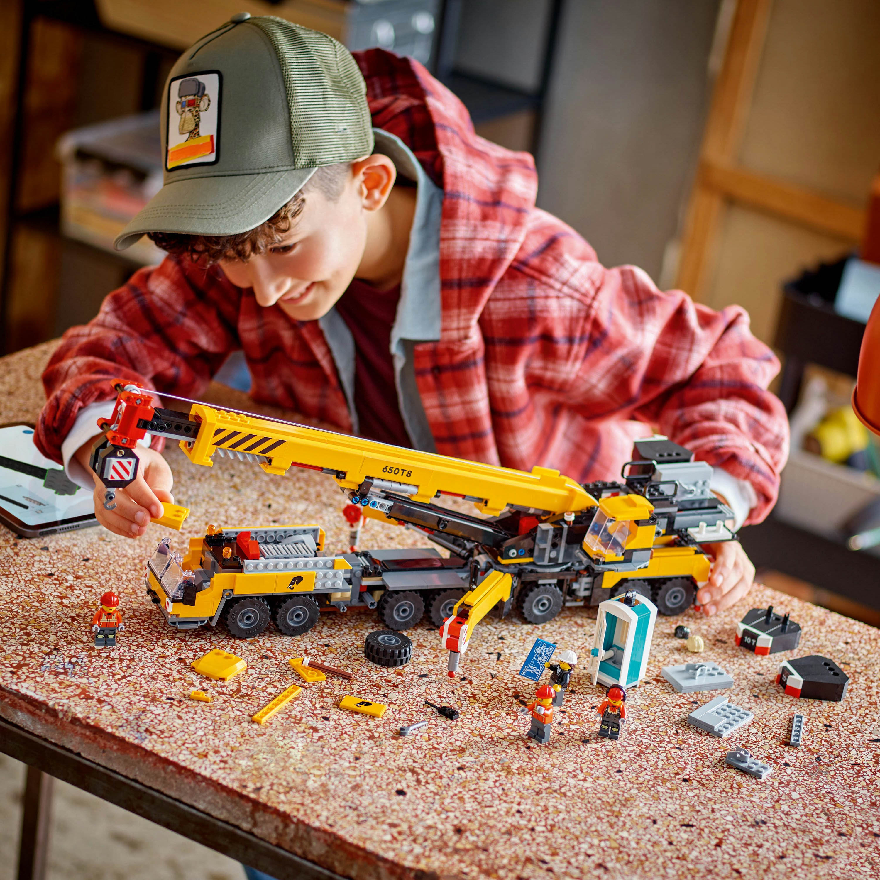 Конструктор LEGO City Желтый передвижной строительный кран (60409