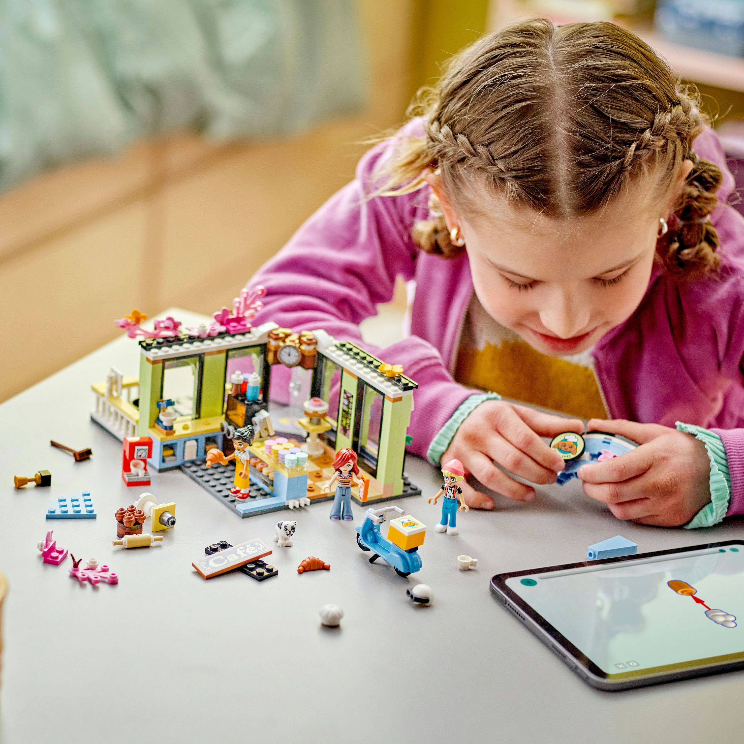 Конструктор LEGO Friends Кав'ярня Хартлейк-Сіті (42618) купити в