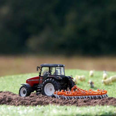 Транспорт и спецтехника - Трактор Britains Massey Ferguson 6290 с культиватором 1:32 (43335)#5