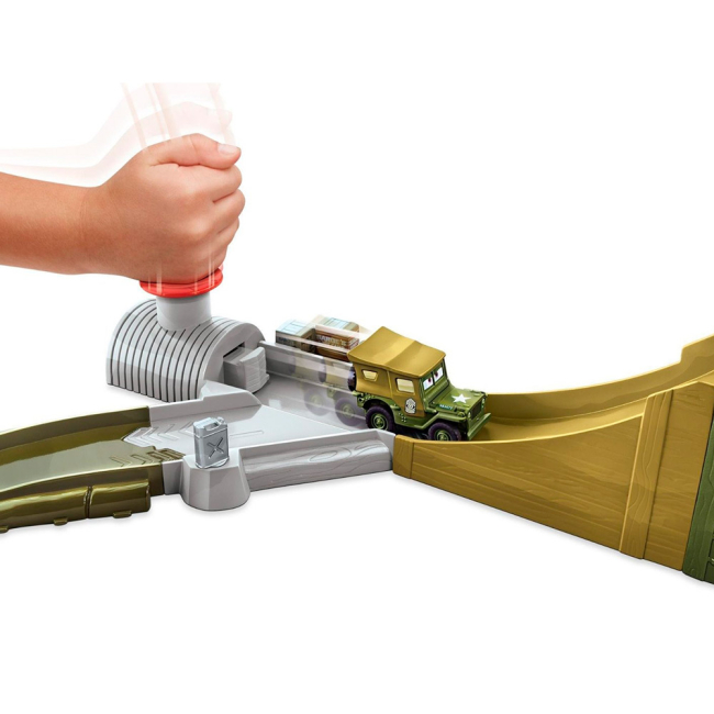 Автотреки - Игровой набор Cars Радиатор-Спрингс Трюкач Сардж (DJD90)#5