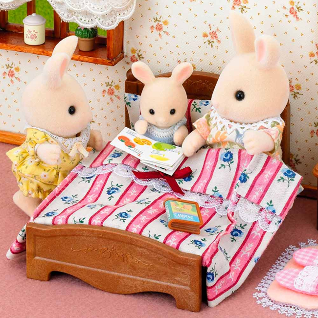 Аксесуари для фігурок - Ігровий набір Велике ліжко і тумбочка Sylvanian Families (5019)#3