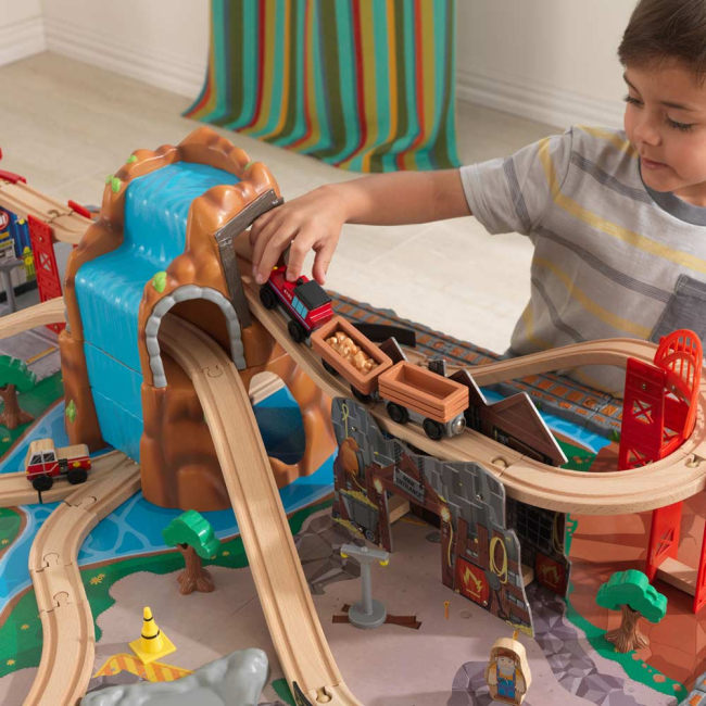 Железные дороги и поезда - Игрушечная железная дорога KidKraft Развязка у водопада с игровым столом (17498)#2