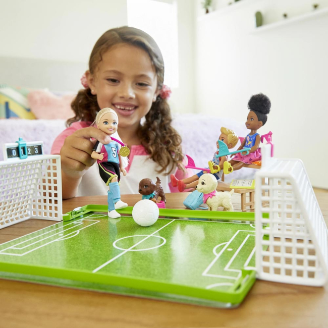 Ляльки - Ляльковий набір Barbie Футбольна команда Челсі (GHK37)#5