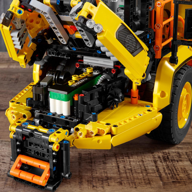 Конструктори LEGO - Конструктор LEGO Technic Шарнірний самоскид Volvo A25F 6х6 (42114)#6
