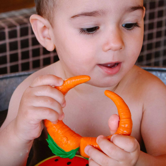 Брязкальця, прорізувачі - Іграшка-прорізувач Oli and Carol Морква Кеті (8437015928814)#5