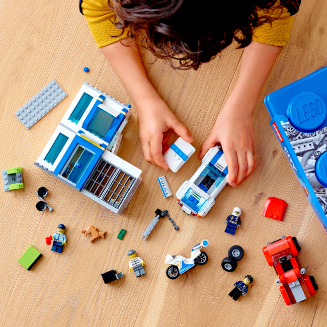 Конструктори LEGO - Конструктор LEGO City Поліцейська коробка з кубиками (60270)#6