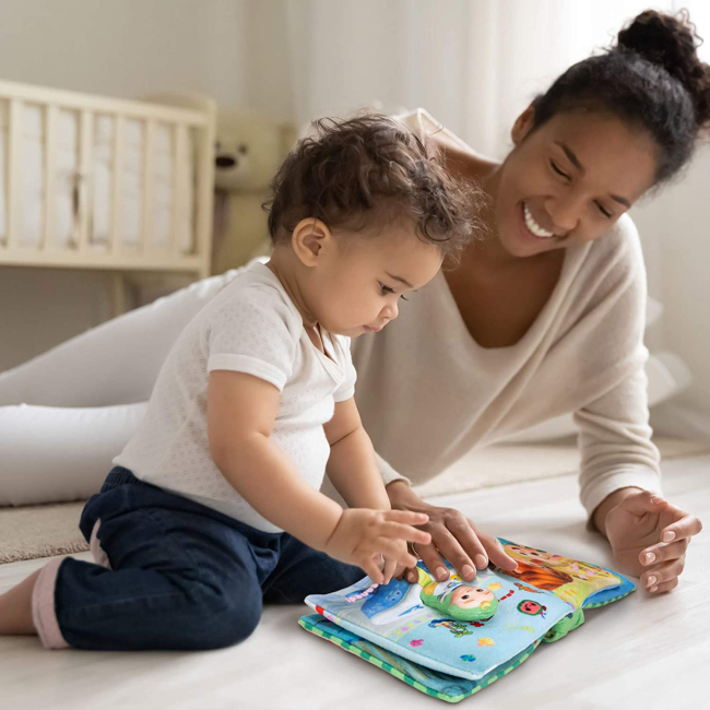 Развивающие игрушки - Игровой набор CoComelon Feature Roleplay Музыкальная плюшевая книга (CMW0025)#7