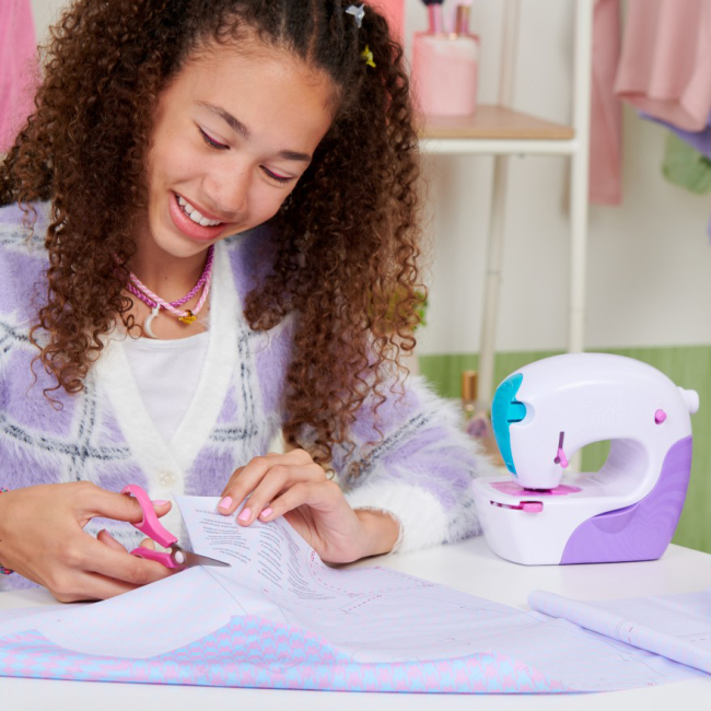 Дитячі кухні та побутова техніка - Ігровий набір Cool Maker Швейна машинка Fashion Studio (SM37560)#5
