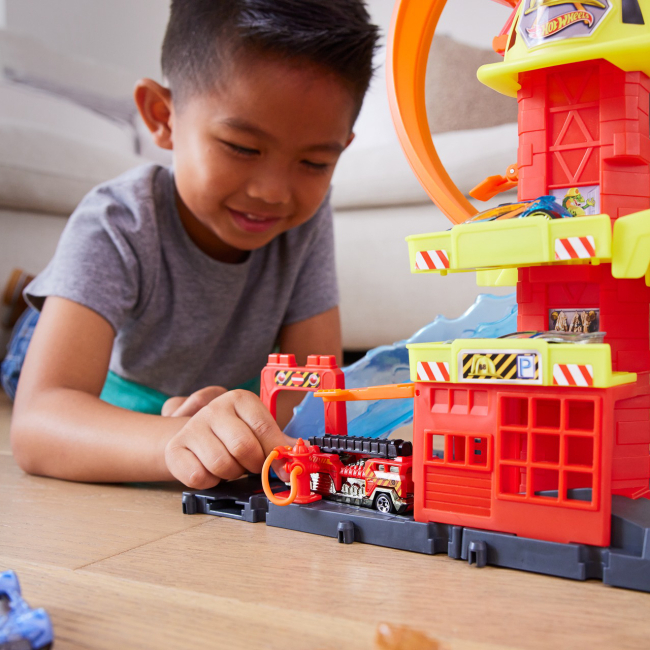 Автотреки - Ігровий набір Hot Wheels City Супер петля з пожежною станцією (HKX41)#5