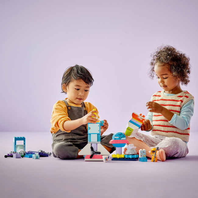 Конструктори LEGO - Конструктор LEGO DUPLO Town Пригоди на космічному шатлі 3-в-1 (10422)#6