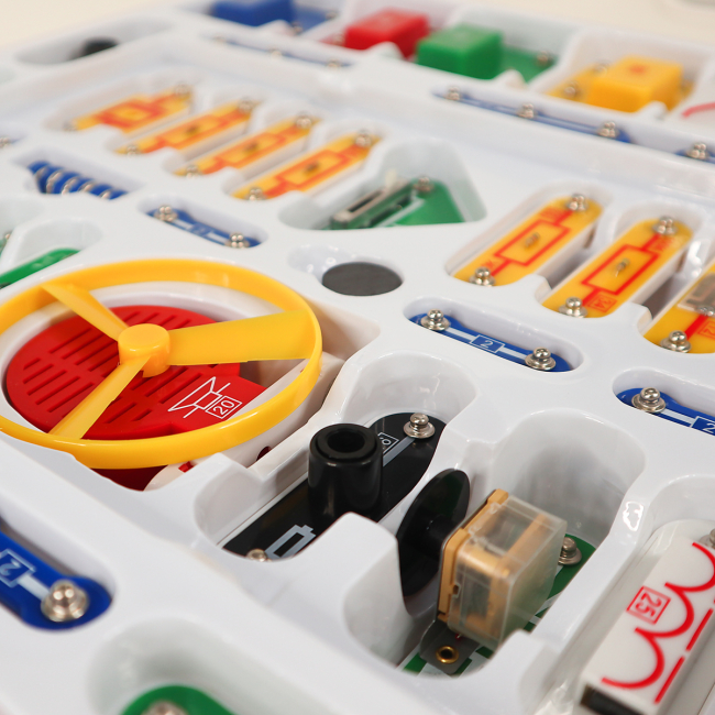 Наукові ігри, фокуси та досліди - Електронний конструктор Doka Власна сигналізація 320 схем (D70707)#4