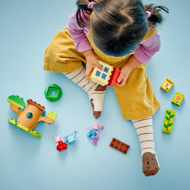 Конструкторы LEGO - Конструктор LEGO DUPLO Сад и домик на дереве Пеппы (10431)#4