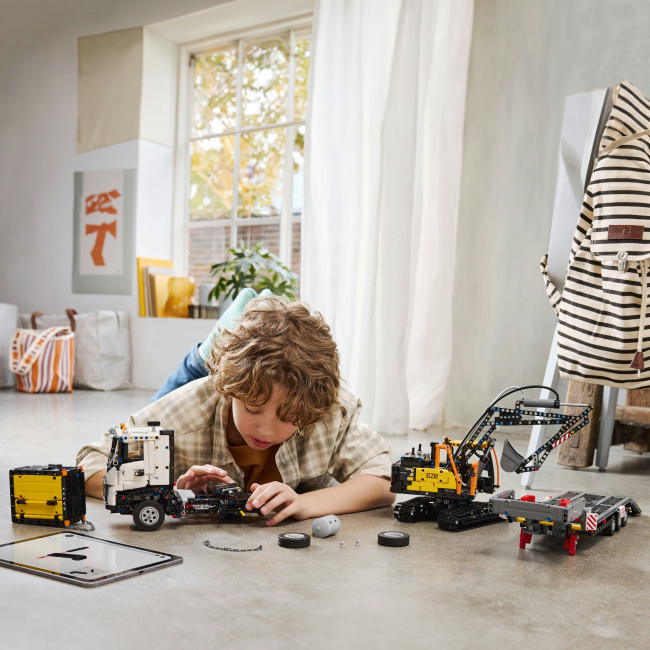 Конструкторы LEGO - Конструктор LEGO Technic Грузовик Volvo FMX и Электрический экскаватор EC230 (42175)#5