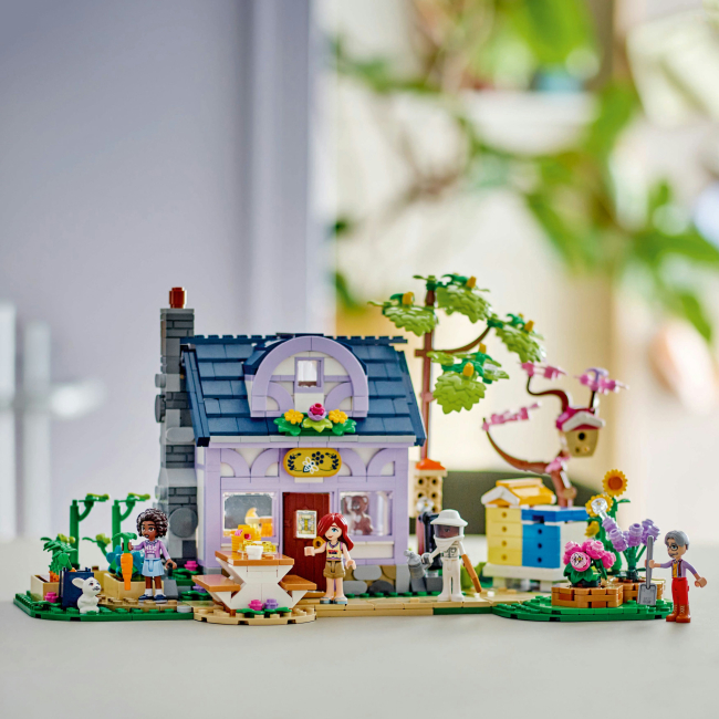 Конструктори LEGO - Конструктор LEGO Friends Будиночок і квітник бджолярів (42669)#4