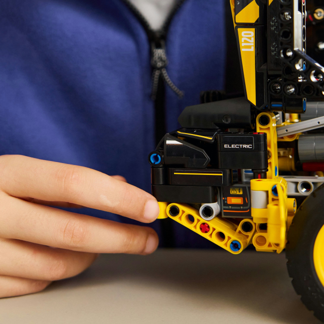 Конструкторы LEGO - Конструктор LEGO Technic Колесный погрузчик Volvo L120 Electric (42209)#9