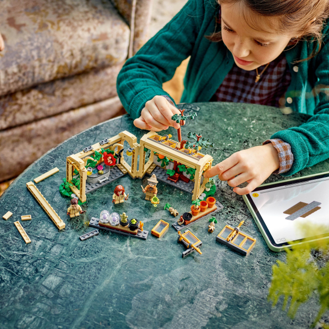 Конструктори LEGO - Конструктор LEGO Harry Potter Замок Гогвортс: урок гербології (76445)#4