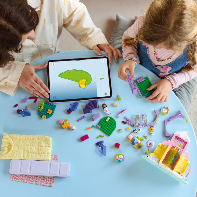 Конструкторы LEGO - Конструктор LEGO Gabby's Dollhouse Гора сладостей и сад Китти (11205)#4