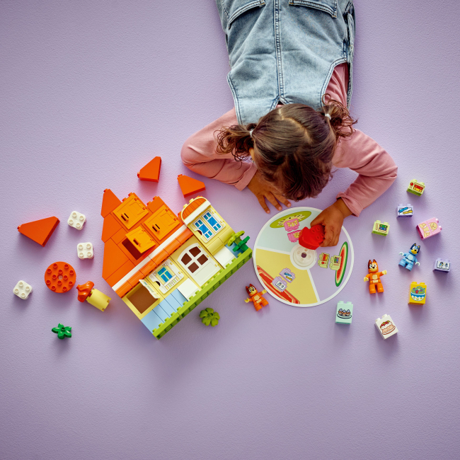 Конструктори LEGO - Конструктор LEGO DUPLO Bluey Родинний дім Блуї із грою на запамʼятовування (10459)#4