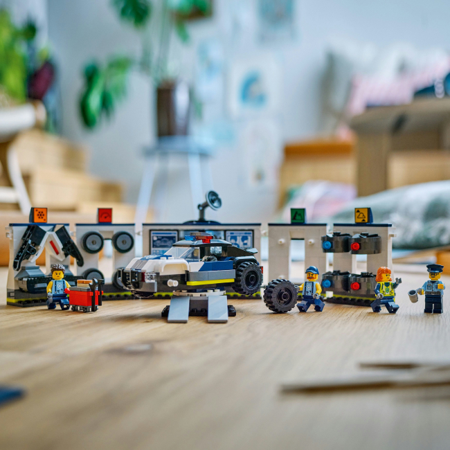Конструктори LEGO - Конструктор LEGO City Спеціальний гараж для поліцейських автомобілів (60457)#6