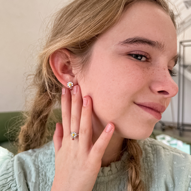 Ювелірні прикраси -  Каблучка UmaUmi Flowers Ромашка з сонечком із білою, жовтою та червоною емаллю (2210000018471)#4