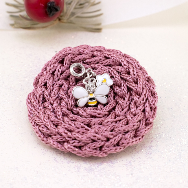 Ювелірні прикраси - Кулон UmaUmi Flowers Бджілка з квіточкою з біло-жовтою емаллю та фіанітами (2210000018570)#4