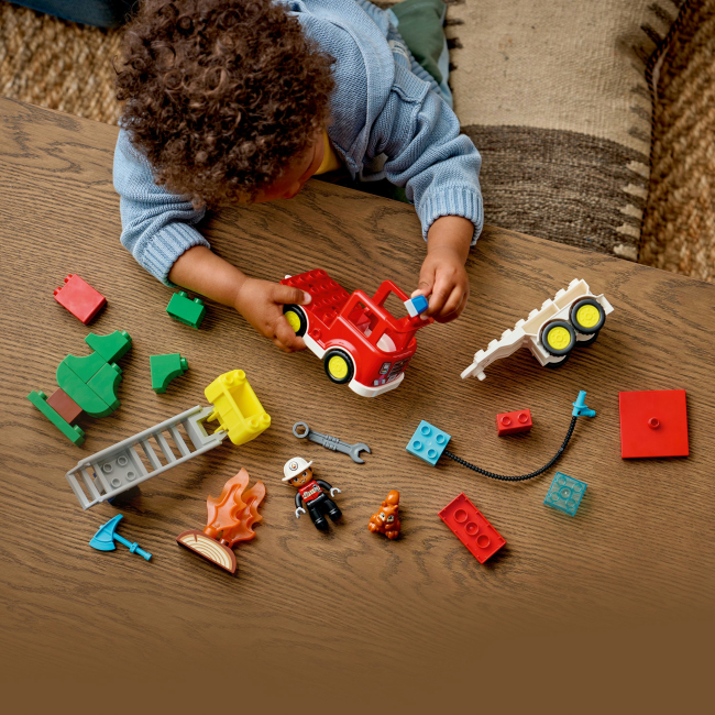 Конструктори LEGO - Конструктор DUPLO Town Пожежна машина зі шлангом і пожежником (10473)#6