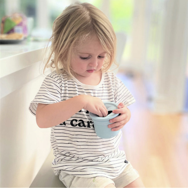 Дитячий посуд та аксесуари - ​Чашка-контейнер з трубочкою силіконова MinikOiOi Sip + Snack Pinky Pink Powder Grey (101100108)#4