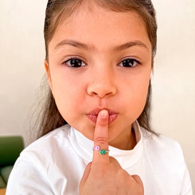 Ювелірні прикраси - Каблучка UmaUmi Fly Пташечка із рожевою та зеленою емаллю (2210000018686)#4